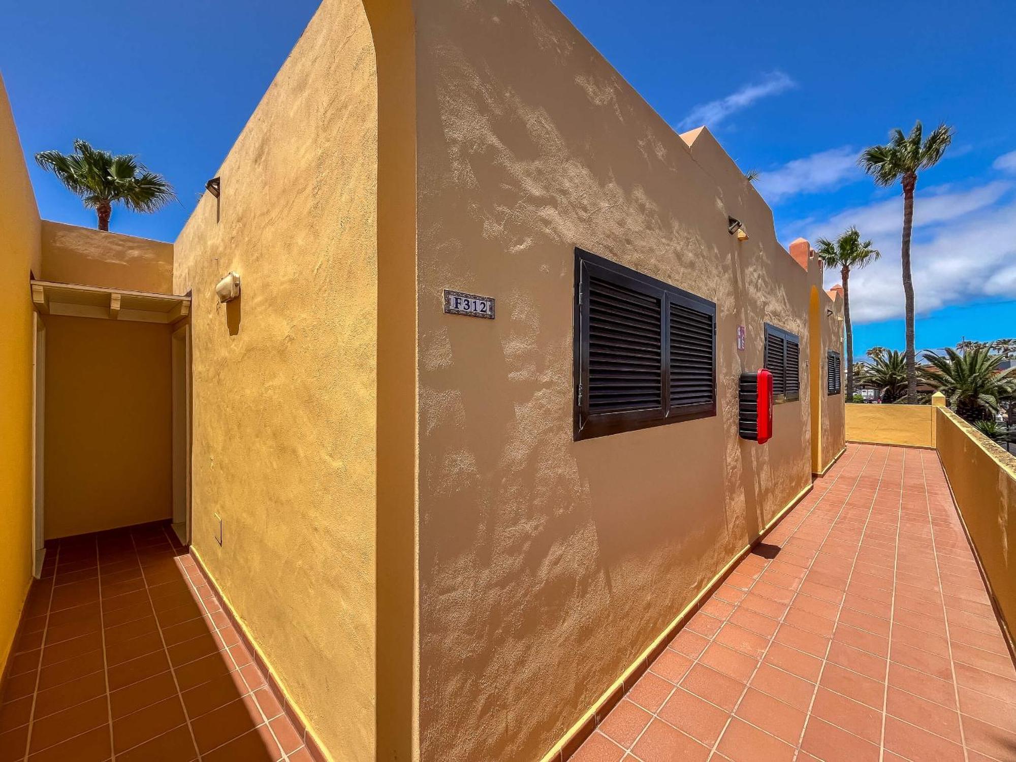Oasis Royal 13 Vista Piscina By Lightbooking Corralejo